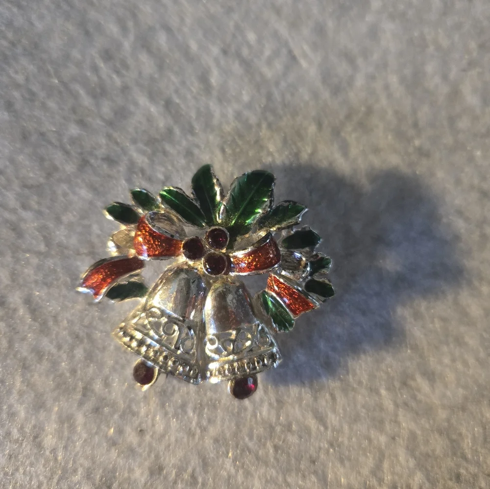 Avon Christmas Pin Red Green Silvertone 1.50 X 1.50